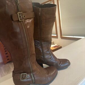 White Mountain man made leather like boots, size 9M.  Great pre worn condition.